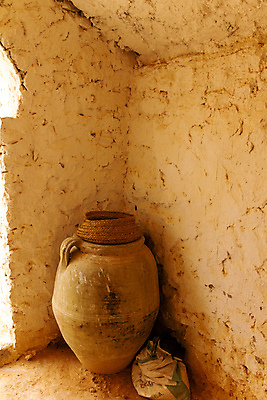 포토 JPG 해외이미지 전통 문화 음식 백그라운드 아프리카 주택 실내 미술 사람없음 장식 갈색 주방 꽃병 골동품 흰색 항아리 도자기 역사 냄비 컨테이너 오브젝트 복고 점토 토기 고립 옛날 튀니지 해외포토 꽃 나라 산업 컬러 문화예술 내부 건물 용기_그릇 솥 파일형식 이미지허브