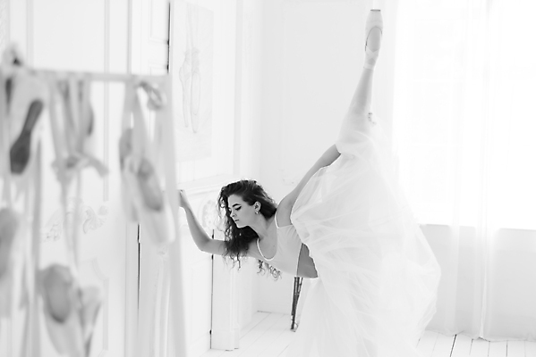 포토 JPG 해외이미지 전신 백인 여자 흑백 실내 한명 사람 성인 옆모습 춤 우아함 발레 발레리나 발레복 다리들기 성인여자한명만 해외포토 서양인 1 옷 뷰포인트 컨셉 모션 문화예술 촬영기법 내부 여자한명만 성인여자만 파일형식 이미지허브