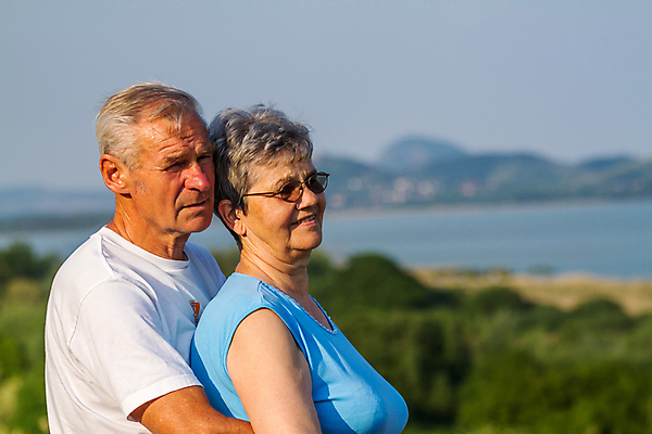 포토 JPG 해외이미지 커플 남자 행복 가족 자연 건강 사랑 사람 성인 야외 두명 파란색 선글라스 기쁨 흰색 치아 60대 은퇴 70대 돌봄 미백 옛날 해외포토 노년 감정 안경 컬러 관계 모션 소화기관 생태계 파일형식 이미지허브