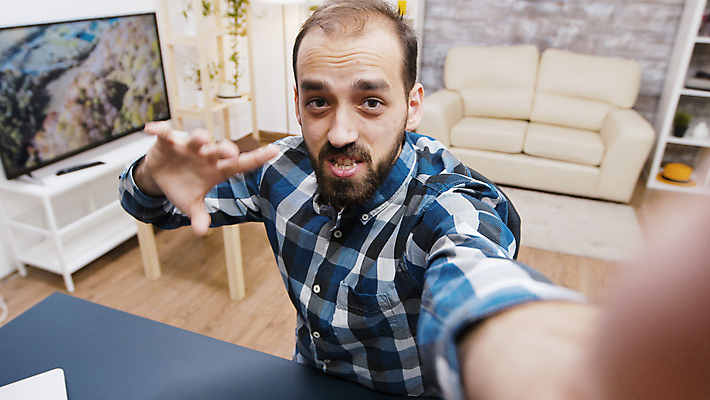 포토 JPG 해외이미지 남자 한명 들기 상반신 성인 소파 촬영 텔레비전 원근감 책상 방송 촬영실 성인남자한명만 유튜버 해외포토 1 뷰포인트 가구 의자 모션 사람 전자제품 공간 남자한명만 성인남자만 파일형식 크리에이터 이미지허브