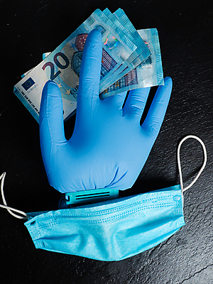 포토 JPG 해외이미지 손 유럽 장갑 돈 손가락 독일 건강 가면 사람없음 금융 경제 파란색 달러 동전 미국 이탈리아 금지 유로 프랑스 시장 질병 자르기 잠금 대출 빚 라텍스 예산 우울증 위기 유럽연합 자금 제어 유대감 해외포토 잡화 나라 컬러 북아메리카 의학 모션 신체부위 재산 보안 파일형식 이미지허브