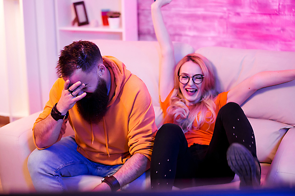 포토 JPG 해외이미지 커플 여자 남자 데이트 함께함 실내 앉기 상반신 성인 취미 두명 앞모습 소파 경쟁 만세 게임 좌절 집중 즐거움 얼굴가리기 게이머 승패 프로게이머 성인만 안경낌 해외포토 직업 감정 안경 뷰포인트 컨셉 의자 관계 모션 놀이 사람 내부 가림 파일형식 이미지허브