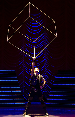 포토 JPG 해외이미지 백인 유럽 어린이 스포츠 포즈 신체 장난 근육 건강 종류 미술 한명 사람 취미 빛 운동 숫자 축제 힘 경기장 콘서트 공연 연주자 댄서 무대 춤 커튼 서커스 극장 발레 연습 큐브 체조선수 예술가 쇼 장면 체조 철탑 곡예사 그런지 전국 토너먼트 해외포토 서양인 직업 문자 1 나라 스포츠시설 문화예술 운동선수 이벤트 탑 음악가 파일형식 이미지허브