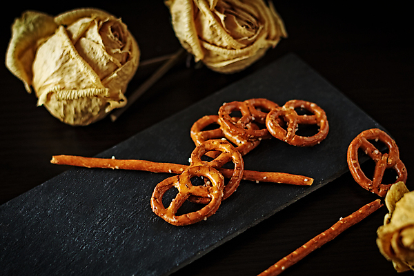 포토 JPG 해외이미지 검은배경 실내 사람없음 드라이플라워 돌판 막대과자 브레첼 미니프레즐 해외포토 꽃 백그라운드 디저트 내부 과자 검은색 돌_바위 파일형식 이미지허브