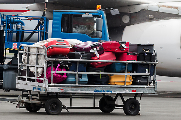 포토 JPG 해외이미지 유럽 여행 이동 가방 비즈니스 교통시설 노동자 비행기 안전 사람없음 야외 여행가방 기계 카트 장비 짐 화물 공항 가득함 출발 보안 활주로 제트기 짐차 엔진 단상 대패 로딩 선로 수하물 터미널 해외포토 직업 잡화 나라 길 교통 컨셉 항공교통 자동차 대중교통 운송업 시설 파일형식 이미지허브