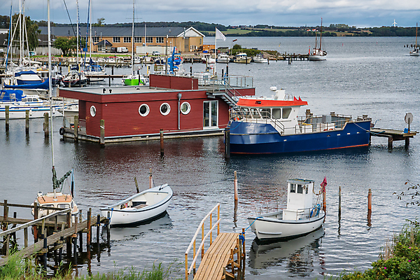 포토 JPG 해외이미지 바다 여행 요트 회사 바람 항해 덴마크 사람없음 빨간색 물 햇빛 여행객 항구 산책 껍질 흰색 보트 작음 큼 심볼 함선 범선 가스 포트 돛대 해외포토 자연요소 컬러 배_교통 비즈니스 교통시설 날씨 휴식 북유럽 사람 태양 크기 파일형식 이미지허브