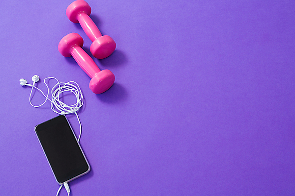 포토 JPG 해외이미지 스튜디오촬영 라이프스타일 이어폰 사람없음 스마트폰 운동 아령 보라색배경 카피스페이스 해외포토 음향기기 백그라운드 실내 건강 생활 핸드폰 스마트기기 보라색 공백 파일형식 이미지허브