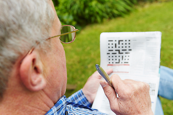 포토 JPG 해외이미지 백인 남자 안경 여유 생각 한명 사람 앉기 야외 가로 정원 퍼즐 신문 60대 은퇴 뇌 치매 해외포토 서양인 1 잡화 노년 감정 모션 간행물 뉴스 질병 파일형식 이미지허브