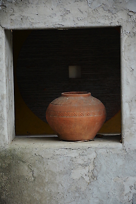 포토 JPG 해외이미지 건축양식 창문 사람없음 야외 물 갈색 상점 오픈 항아리 붓기 냄비 볼륨 컨테이너 점토 수납 옛날 해외포토 자연요소 건축 산업 컬러 모션 도자기 솥 파일형식 이미지허브