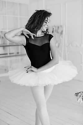 포토 JPG 해외이미지 백인 여자 흑백 실내 한명 서기 사람 상반신 성인 앞모습 춤 우아함 발레 발레리나 발레복 성인여자한명만 해외포토 서양인 1 옷 뷰포인트 컨셉 모션 문화예술 촬영기법 내부 여자한명만 성인여자만 파일형식 이미지허브