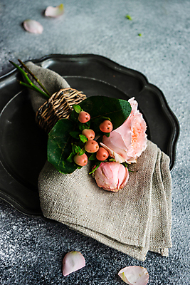 포토 JPG 해외이미지 식기 접시 꽃잎 회색배경 사람없음 장미 냅킨 해외포토 꽃 백그라운드 회색 파일형식 이미지허브