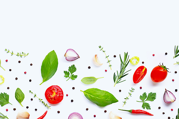 포토 JPG 해외이미지 백그라운드 채소 식재료 방울토마토 실내 사람없음 신선 흰배경 후추 바질 로즈메리 적양파 카피스페이스 해외포토 토마토 양파 내부 공백 흰색 허브 향신료 파일형식 이미지허브