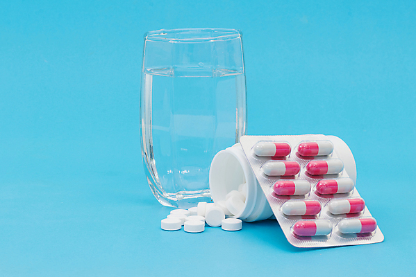 포토 JPG 해외이미지 백그라운드 컨셉 다이어트 스트레스 건강 사람없음 치료 파란색 컬러풀 알약 약 고통 의사 흰색 바이러스 질병 약국 두통 처방 레시피 조제 보충 돌봄 진통제 편두통 헬프 항생제 해외포토 감정 컬러 의학 모션 의료진 도움 만들기 파일형식 이미지허브