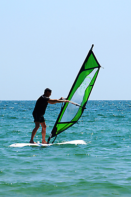 포토 JPG 해외이미지 주간 전신 라이프스타일 남자 스포츠 바다 한명 서기 사람 성인 취미 야외 옆모습 윈드서핑 잡기 서핑 성인남자한명만 해외포토 자연요소 1 뷰포인트 모션 생활 수상스포츠 남자한명만 성인남자만 파일형식 이미지허브
