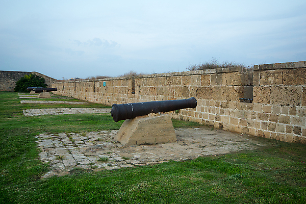 포토 JPG 해외이미지 벽 중동 사람없음 일몰 산책로 총 골동품 도시 역사 대포 옛날 이스라엘 해외포토 나라 길 무기 노을 서아시아 파일형식 이미지허브