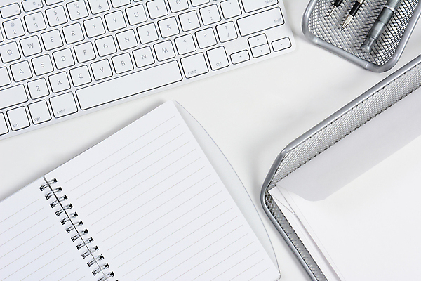 포토 JPG 해외이미지 종이 비즈니스 탁자 주택 쟁반 사람없음 컴퓨터 상자 사무실 펜 공책 흰색 키보드 조직 은색 쥐 나침반 책상 패드 정리함 카피스페이스 중소기업 해외포토 컬러 가구 회사 문구용품 건물 전자제품 필기구 공백 설치류 파일형식 이미지허브