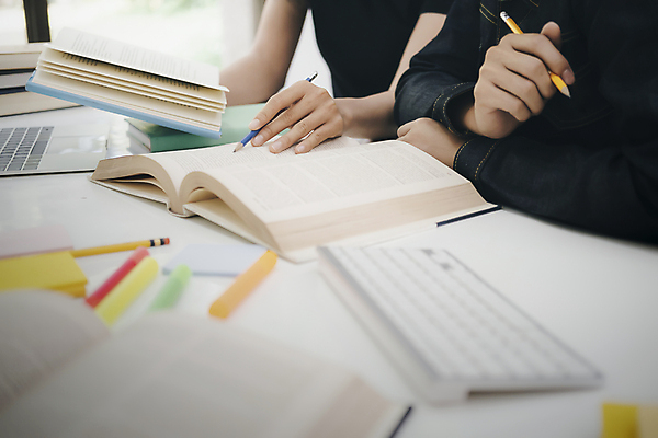 포토 JPG 해외이미지 학생 교육 컨셉 교실 학교 수업 실내 관리 사람 사람없음 책 스터디 독서 공책 시험 기록 그룹 도서관 강의 교과서 준비 대학교 해외포토 문구용품 교재 내부 학습 파일형식 이미지허브