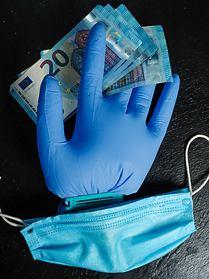 포토 JPG 해외이미지 손 유럽 장갑 돈 손가락 독일 건강 가면 사람없음 금융 경제 파란색 달러 동전 미국 이탈리아 금지 유로 프랑스 시장 질병 자르기 잠금 대출 빚 라텍스 예산 우울증 위기 유럽연합 자금 제어 유대감 해외포토 잡화 나라 컬러 북아메리카 의학 모션 신체부위 재산 보안 파일형식 이미지허브