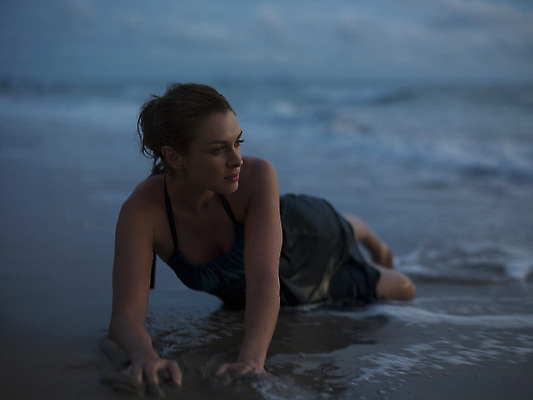 포토 JPG 해외이미지 주간 전신 응시 여자 엎드리기 파도 바다 태국 휴식 한명 성인 해변 야외 앞모습 아웃포커스 여름휴가 바캉스 시원함 성인여자한명만 해외포토 자연요소 1 시선 아시아 뷰포인트 컨셉 모션 휴가 촬영기법 사람 여자한명만 성인여자만 파일형식 여름_계절 이미지허브