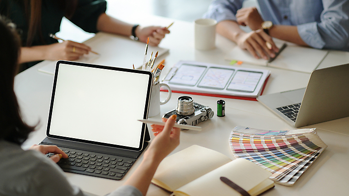 포토 JPG 해외이미지 직업 디자인 컨셉 비즈니스 건축양식 모바일 직장 함께함 미술 사람 사람없음 내부 그래픽 노트북 컴퓨터 사무실 웹 업무 그룹 계획 건축가 토론 디자이너 스케치 스마트 책상 그림 경영자 레이아웃 예술가 프로젝트 해외포토 건축 가구 인터넷 회사 문화예술 전자제품 작업 리더 파일형식 이미지허브