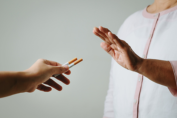 포토 JPG 해외이미지 스튜디오촬영 손 여자 한명 상반신 성인 옆모습 신체부위 거절 금연 담배꽁초 금연데이 성인여자한명만 해외포토 1 기념일 캠페인 뷰포인트 컨셉 담배 실내 사람 사회이슈 여자한명만 성인여자만 파일형식 이미지허브