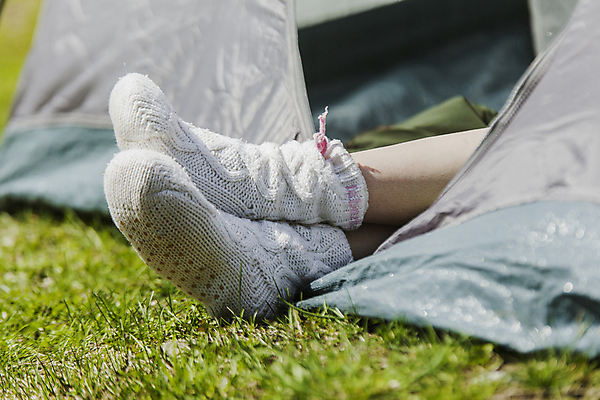 포토 JPG 해외이미지 여자 양말 텐트 한명 근접촬영 야외 캠핑 하반신 양발 여자한명만 해외포토 1 뷰포인트 레저 캠핑도구 사람 여자만 파일형식 이미지허브