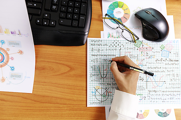 포토 JPG 해외이미지 손 안경 비즈니스 탁자 신체부위 연필 펜 볼펜 키보드 기록 마우스 문서 해외포토 잡화 가구 학용품 사람 필기구 컴퓨터용품 파일형식 이미지허브