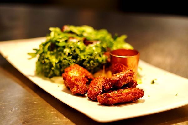 포토 JPG 해외이미지 접시 음식 날개 다이어트 채소 부분 패스트푸드 육류 요리 사람없음 식당 식사 저녁식사 치킨 튀김 맛 그릴 가슴 케첩 자르기 굽기 속도 칼로리 점심식사 고립 깊이 드럼스틱 빵가루 해외포토 식기 컨셉 식재료 모션 주방용품 건강 신체부위 상점 소스_음식 인스턴트 구이 닭고기요리 파일형식 이미지허브