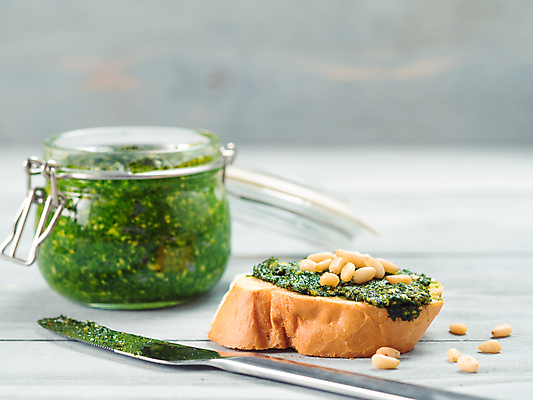 포토 JPG 해외이미지 음식 조각 실내 사람없음 아웃포커스 바게트 잣 페스토 나무배경 해외포토 빵 백그라운드 촬영기법 내부 견과류 소스_음식 파일형식 이미지허브