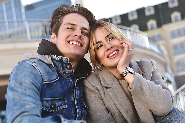 포토 JPG 해외이미지 백인 학생 라이프스타일 커플 응시 행복 여행 2 인터넷 데이트 관계 상상 휴가 미래 거리 함께함 웃음 사람 앉기 야외 두명 친구 컴퓨터 알약 유행 도시 정상 공상 타운 인기 해외포토 서양인 시선 감정 컨셉 모션 표정 생활 전자제품 약 파일형식 이미지허브