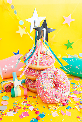 포토 JPG 해외이미지 기념 사탕 사람없음 장식 세로 컬러풀 노란색 파티 축제 축하 생일 도넛 달콤 뿌리기 꽃가루 해외포토 기념일 컬러 컨셉 모션 디저트 이벤트 맛 가루 파일형식 이미지허브