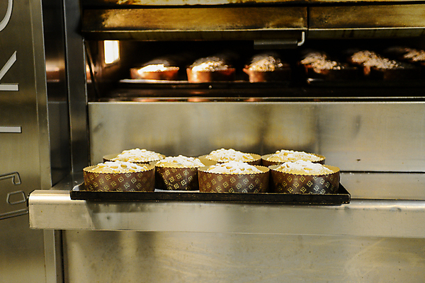 포토 JPG 해외이미지 전통 계절 문화 음식 빵 크리스마스 겨울 휴가 디저트 요리 사람없음 장식 케이크 주방 축제 어둠 이탈리아 빵집 껍질 흰색 축하 신선 이탈리아음식 오븐 달콤 맛 12월 가루 굽기 반죽 L 건포도 밀라노 페스츄리 해외포토 알파벳 기념일 유럽 컬러 컨셉 포도 서양음식 상점 가전제품 날짜 구이 건과일 파일형식 이미지허브