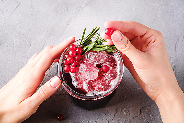 포토 JPG 해외이미지 손 백그라운드 신체부위 잡기 칵테일 시멘트 로즈메리 레드커런트 해외포토 열매 모션 주류 사람 허브 파일형식 이미지허브