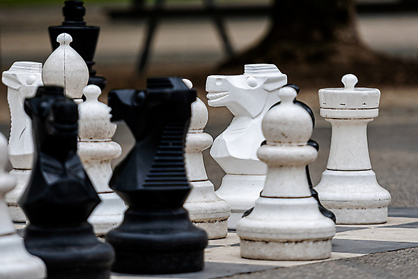 포토 JPG 해외이미지 나무 공원 유럽 스포츠 조각 컨셉 모션 자연 놀이 사람없음 야외 가로 세트 정원 검은색 경쟁 도전 게임 도시 보행로 체스말 체스 계획 큼 플라스틱 왕 스위스 오브젝트 싸움 정사각형 체스판 규칙 전략 일반 거인 여왕 사기꾼 지능 해외포토 도형 식물 공공시설 나라 길 컬러 재질 말_게임 크기 생태계 파일형식 이미지허브