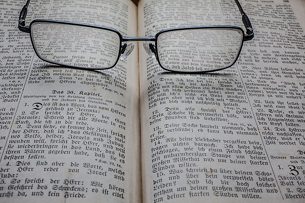 포토 JPG 해외이미지 교육 안경 프레임 사람없음 책 독서 검은색 성경 흰색 확대 편지 페이지 카메라렌즈 해외포토 잡화 컬러 종교용품 카메라 파일형식 이미지허브