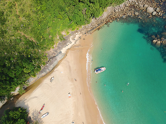 포토 JPG 해외이미지 계절 바다 섬 여행 백그라운드 자연 휴가 휴식 안테나 풍경 사람없음 야외 물 여름 파란색 모래사장 환경 놀람 바위 점 보트 고급 비밀 인도인 지중해 하와이 인도네시아 브라질 대서양 석호 항공촬영 드론 터키석 파라다이스 해외포토 자연요소 외국인 감정 아시아 뷰포인트 컬러 컨셉 배_교통 통신 표정 동양인 미국 돌_바위 남아메리카 보석 생태계 파일형식 이미지허브