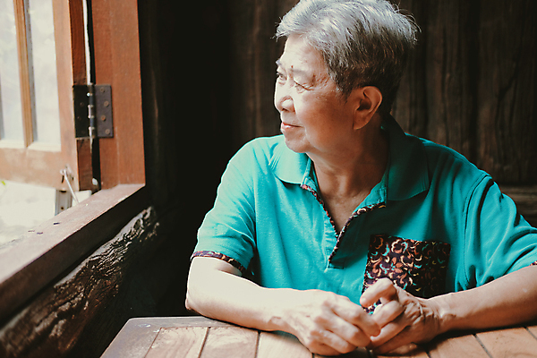 포토 JPG 해외이미지 라이프스타일 여자 휴식 주택 건강 한명 사람 앉기 동양인 성인 은퇴 옛날 해외포토 1 컨셉 모션 인종 건물 생활 파일형식 이미지허브