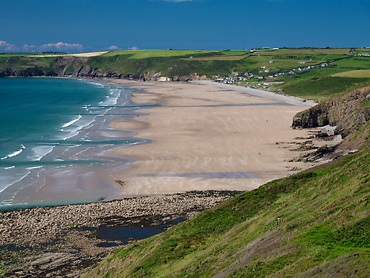 포토 JPG 해외이미지 길 모래 바다 여행 자연 하늘 영국 웨일즈 풍경 사람없음 물 여름 파란색 걷기 맑음 하이킹 만 암초 펨브룩셔 해외포토 자연요소 계절 유럽 컬러 모션 레저 날씨 생태계 파일형식 이미지허브