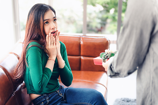 포토 JPG 해외이미지 라이프스타일 커플 여자 기념일 남자 행복 리본 2 가족 관계 남편 주택 함께함 발렌타인데이 선물 사랑 한명 사람 파티 귀여움 놀람 우정 축하 표현 잡기 아내 생일 날짜 주기 해외포토 1 감정 컨셉 모션 데이이벤트 표정 이벤트 건물 생활 친구 파일형식 이미지허브