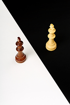 포토 JPG 해외이미지 조각 컨셉 비즈니스 추상 사람없음 세로 검은색 힘 경쟁 도전 게임 흰색 체스말 체스 선택 계획 왕 라이벌 충돌 싸움 반대 관심 상대 지능 필승 영광군 해외포토 컬러 무늬 모션 놀이 우승 말_게임 전라남도 파일형식 이미지허브