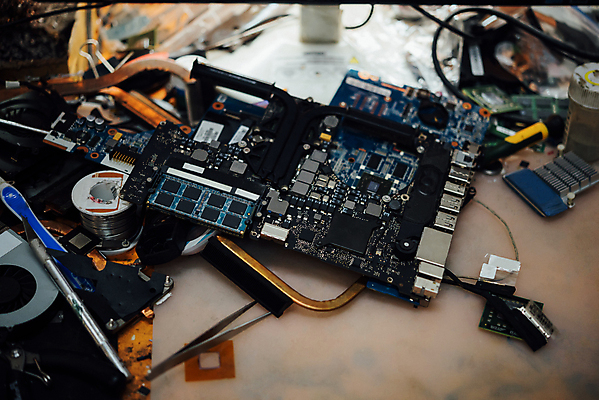 포토 JPG 해외이미지 산업 컨셉 부분 실내 사람없음 노트북 컴퓨터 디지털 공책 자료 손상 장비 과학기술 공구 업무 작업실 기술자 엔지니어 수리 묘사 서비스 순환 전자 시스템 고정 문제 유지 깨짐 마더보드 업그레이드 지원 치유 프로세서 하드웨어 해외포토 직업 모션 문구용품 기술 내부 전자제품 도구 작업 파일형식 이미지허브