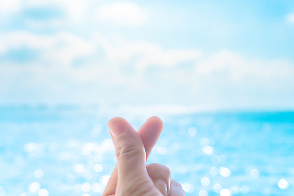 포토 JPG 해외이미지 주간 손 바다 손가락 하늘 사랑 야외 아웃포커스 신체부위 보케 빛망울 손하트 해외포토 자연요소 감정 촬영기법 사람 손짓 빛 파일형식 이미지허브