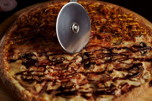 포토 JPG 해외이미지 전통 식기 접시 손 음식 조각 포크 토마토 채소 치즈 피자 육류 사람 사람없음 빨간색 초록색 식당 식사 이탈리아 흰색 원형 칼 자르기 굽기 먹기 준비 올리브 아스파라거스 롤 밀가루 레시피 성분 루꼴라 얇은 전문 채식주의자 해외포토 도형 열매 유럽 컬러 식재료 모션 유제품 패스트푸드 서양음식 신체부위 상점 가루 구이 채식 파일형식 이미지허브