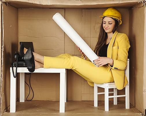 포토 JPG 해외이미지 전신 백인 여자 의자 탁자 한명 앉기 성인 옆모습 상자 사무실 업무 비즈니스우먼 전화기 갇힘 답답함 성인여자한명만 해외포토 서양인 1 뷰포인트 가구 비즈니스 모션 사람 작업 직장인 감각 여자한명만 성인여자만 파일형식 이미지허브