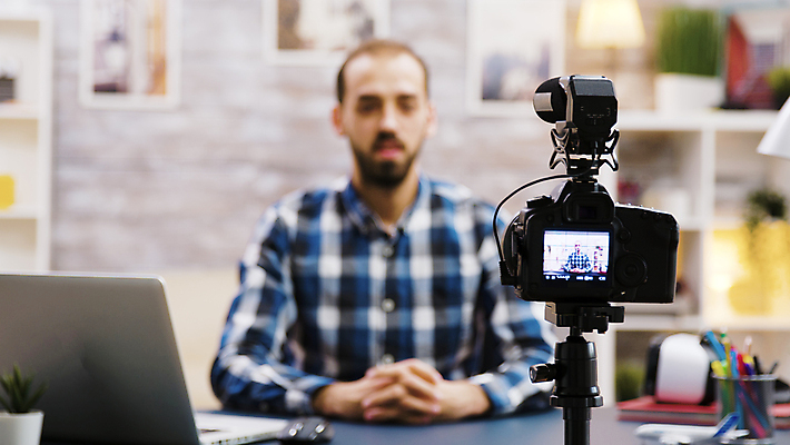 포토 JPG 해외이미지 남자 책장 한명 상반신 성인 앞모습 노트북 카메라 촬영 책상 방송 손모으기 촬영실 성인남자한명만 유튜버 해외포토 1 뷰포인트 가구 사람 손짓 전자제품 공간 남자한명만 성인남자만 파일형식 크리에이터 이미지허브