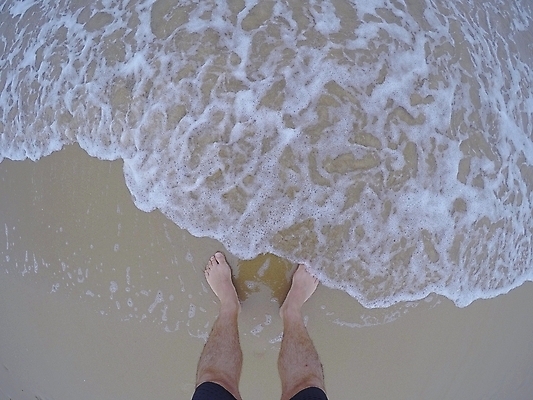 포토 JPG 해외이미지 1 남자 모래 파도 바다 발 휴가 휴식 서기 사람 사람없음 야외 가로 물 갈색 거품 휴양지 해외포토 자연요소 컬러 컨셉 모션 신체부위 장소 파일형식 이미지허브