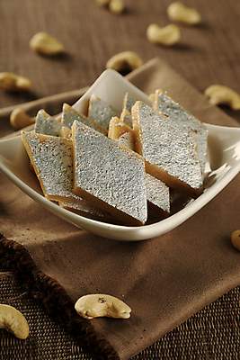 포토 JPG 해외이미지 전통 음식 디저트 사람없음 갈색 과자 식사 견과류 신선 사발 달콤 맛 은색 인도인 은박지 캐슈넛 해외포토 외국인 컬러 컨셉 동양인 사기그릇 파일형식 이미지허브