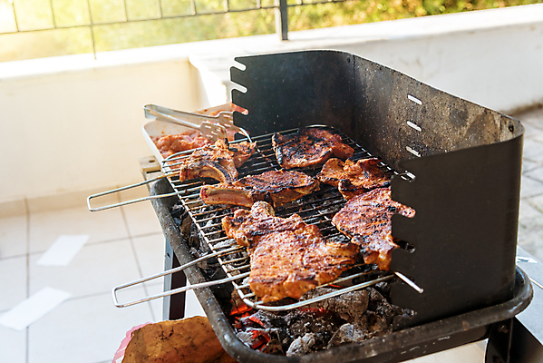 포토 JPG 해외이미지 음식 포크 컨셉 가족 자연 불 육류 요리 사람없음 야외 소풍 정원 캠핑 뜨거움 그릴 바비큐 시골집 광 뒤뜰 석탄 해외포토 자연요소 식기 식재료 관계 주방용품 레저 주택 야외활동 생태계 파일형식 이미지허브