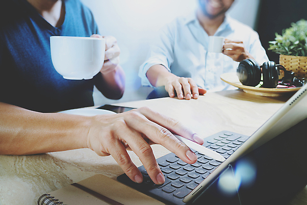 포토 JPG 해외이미지 모델 직업 손 디자인 커피 음악 생각 인터넷 비즈니스 모바일 사람없음 그래픽 노트북 컴퓨터 사무실 디지털 헤드폰 공책 웹 타이핑 키보드 시간 작업 네트워크 디자이너 브레이크 무선전화기 분석 오브젝트 경영자 전자 다락방 방법 지능 프로젝트 필터 힙스터 해외포토 패션 음료 음향기기 컨셉 문화예술 문구용품 신체부위 전자제품 전화기 리더 파일형식 이미지허브