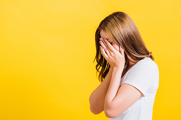 포토 JPG 해외이미지 1 손 여자 행복 감정 얼굴 백그라운드 태국 손바닥 한명 미소 사람 동양인 성인 노란색 외침 고통 슬픔 흰색 표현 좌절 울음 걱정 두통 드라마 문제 나쁜 고립 카피스페이스 해외포토 아시아 컬러 컨셉 표정 인종 신체부위 소리 공백 질병 파일형식 이미지허브